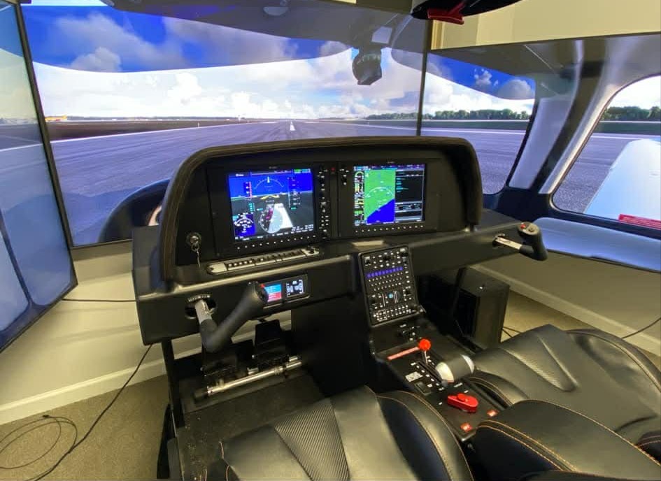 Cirrus simulator cockpit and glass panel